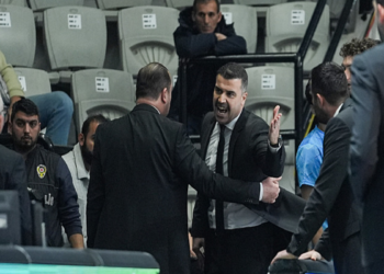 37. saniyede sahadan atıldı! Beşiktaş Fibabanka-Türk Telekom maçında skandal: Bana küfretti!