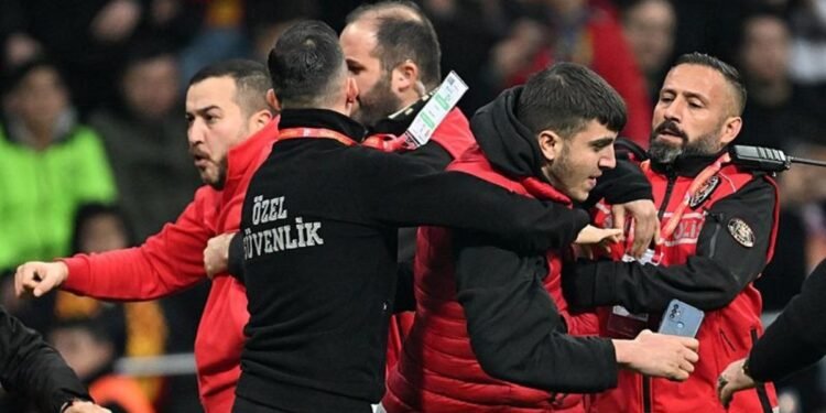 Kayserispor – Galatasaray maçında çıkan olaylar nedeniyle gözaltına alınan 21 taraftar serbest kaldı