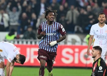 Sağ gösterip soldan vurdu