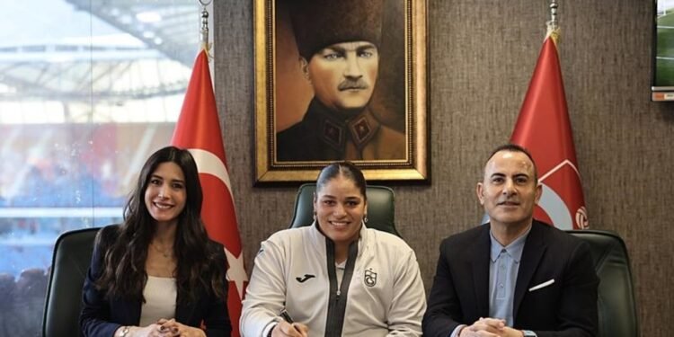 Şampiyon boksörden imza