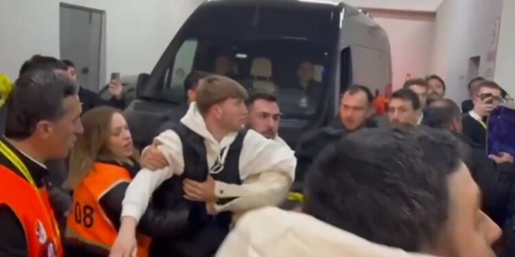 Maç sonu Fenerbahçe ve Ç. Rizesporlu futbolcular arasında gerginlik!