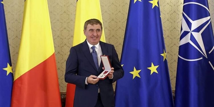 Galatasaray’ın efsane futbolcusu Gheorghe Hagi’ye ülkesinde devlet nişanı verildi