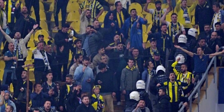 Kadıköy’de maç sonu gerginlik! Müzik devam edince…