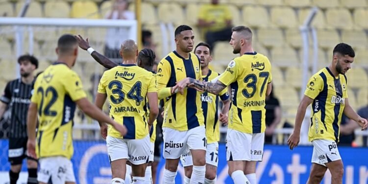 Fenerbahçe’de 3 isim protestoya rağmen alkışlandı!