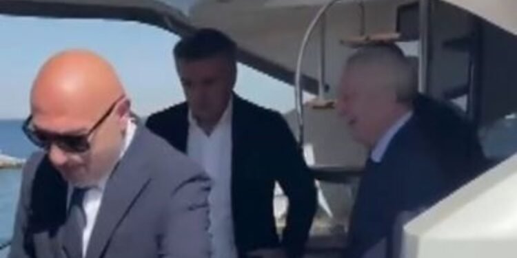 Aziz Yıldırım ile Hakan Bilal Kutlualp Divan Kurulu’na aynı teknede geldi