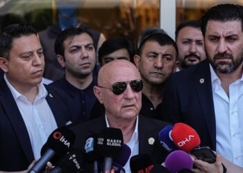 Fenerbahçe’de olağanüstü genel kurul için imzalar teslim edildi