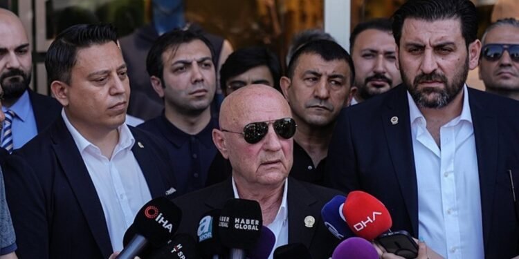 Fenerbahçe’de olağanüstü genel kurul için imzalar teslim edildi