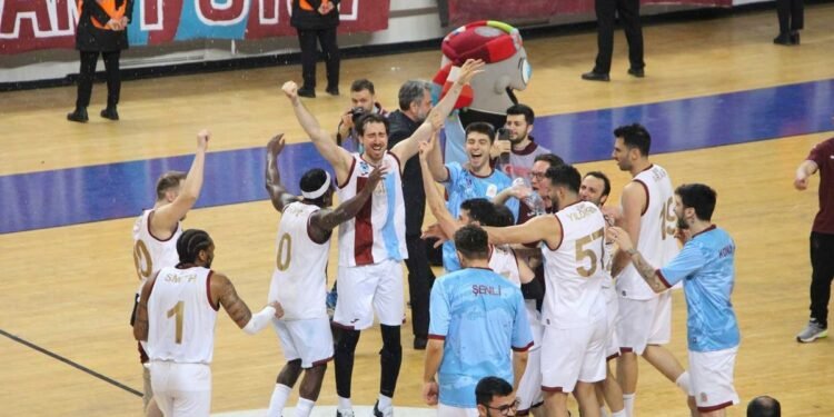 İki basketbolcu ile yola devam