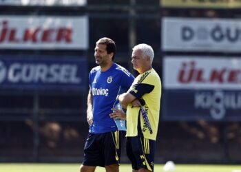 Fenerbahçe Feyenoord karşısında tur arayacak