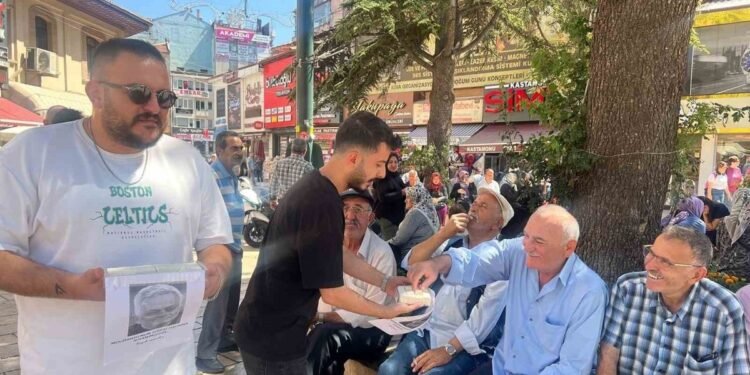 Fenerbahçeliler Mourinho’nun gidişini çekme helva dağıtarak kutladı