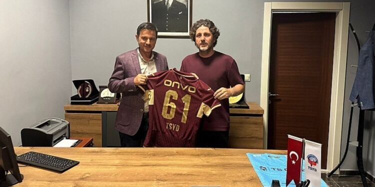 Gemi limana yanaştı