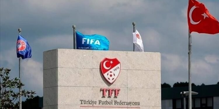 Fenerbahçe-Trabzonspor derbisinin saati değişti!