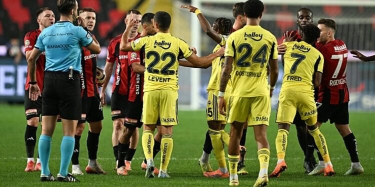 Ahmet Çakar Gaziantep FK-Fenerbahçe maçını yorumladı! “Atilla Karaoğlan iyi hakem ama…”