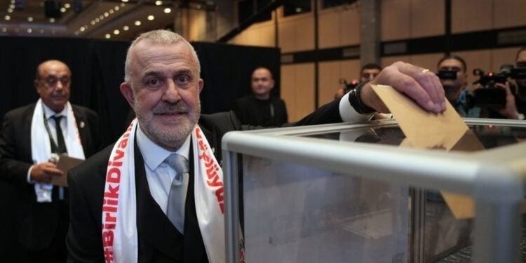 Ahmet Ürkmezgil Beşiktaş’ın yeni divan başkanı seçildi!