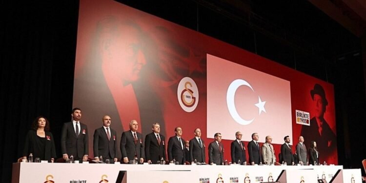 Galatasaray’da Dursun Özbek ve yönetimi ibra edildi