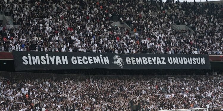 Beşiktaş tribünlerinden yönetime ve Sergen Yalçın’a sert tepki