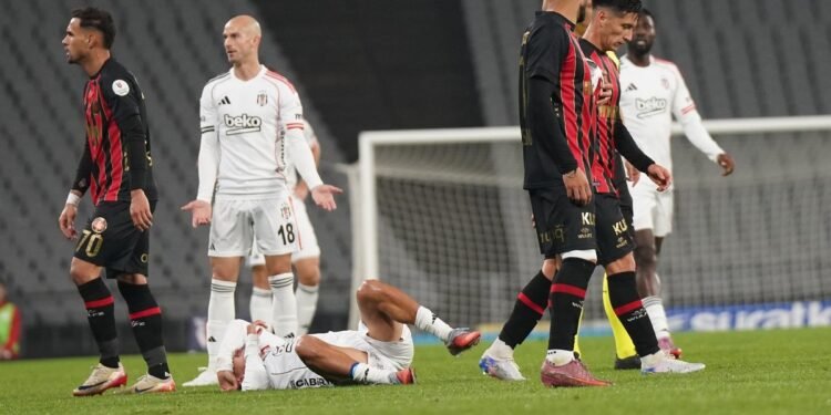 Beşiktaş’ta flaş sakatlık! Gabriel Paulista maça devam edemedi