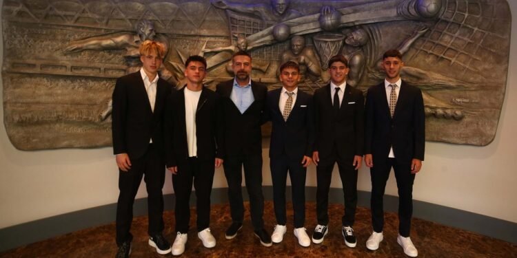 Fenerbahçe 5 genç futbolcuyla profesyonel sözleşme imzaladı!