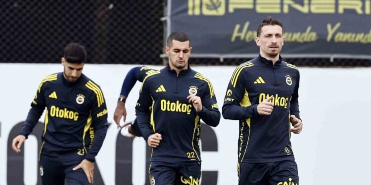 Fenerbahçe, Çaykur Rizespor deplasmanı öncesi taktik ağırlıklı çalışmalarla hazırlanıyor!