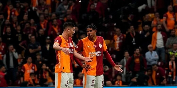 Galatasaray kırmızı kart gördü! Yıldız isim cezalı duruma düştü
