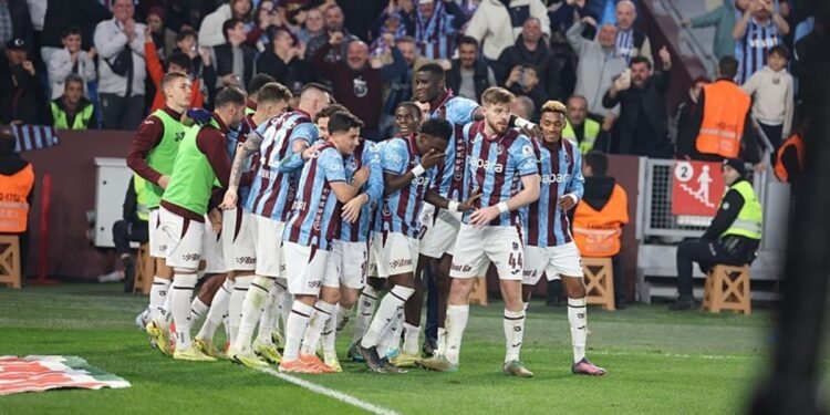 Geri dönüş serisini sürdüren Trabzonspor’da zirve inadı