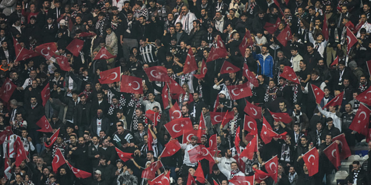 Beşiktaşlı taraftarlardan yönetime transfer tepkisi!