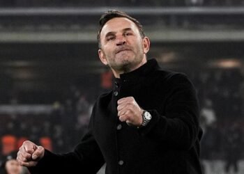 Okan Buruk maç sonu Galatasaraylı taraftarlara 3’lü çektirdi