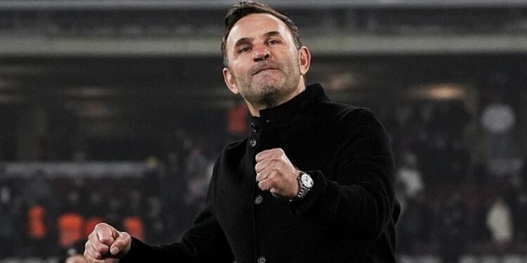 Okan Buruk maç sonu Galatasaraylı taraftarlara 3’lü çektirdi