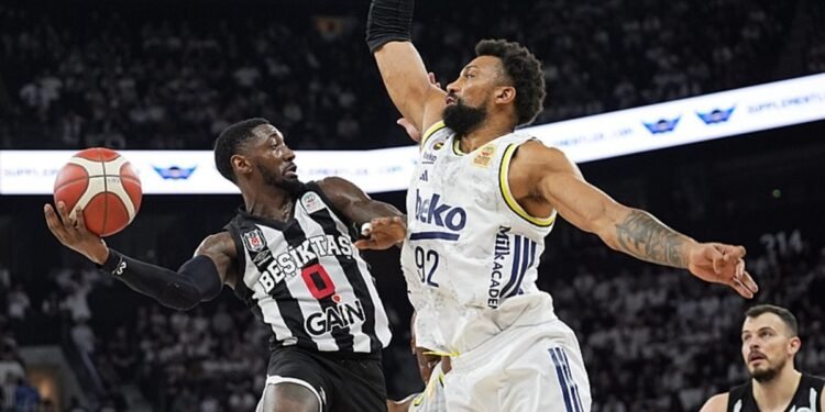 Olaylı derbide Fenerbahçe Beko, Beşiktaş GAİN’i 101-87 yendi!