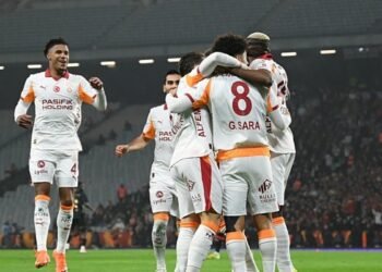 Usta yazardan Cimbom’un 2 yıldızına flaş eleştiri! “Galatasaray’ı 9 kişi oynattılar”