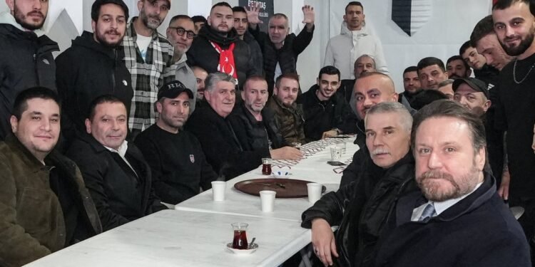 Beşiktaş Başkanı Serdal Adalı taraftarlarla iftar yaptı