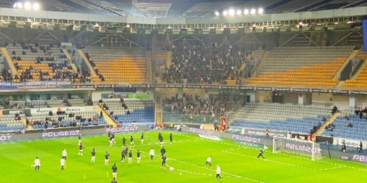 Beşiktaşlı taraftarlar deplasman tribününü doldurdu!