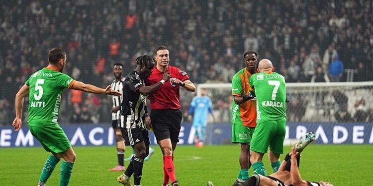 Beşiktaş’tan maç sonu flaş paylaşım: Değişmeyen tek şey, verilmeyen penaltılarımız!