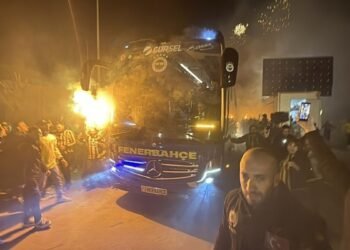 Fenerbahçe kafilesi Antalya’da coşkuyla karşılandı