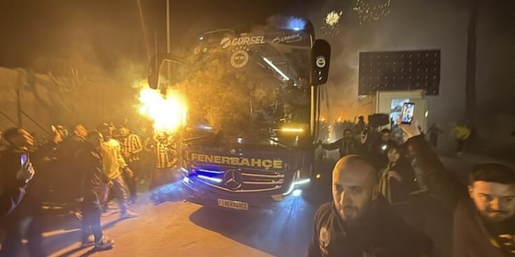 Fenerbahçe kafilesi Antalya’da coşkuyla karşılandı