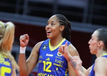 Fenerbahçe Medicana evinde set vermeden kazandı!