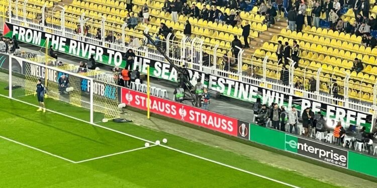 Fenerbahçe tribünlerinden Filistin’e destek!