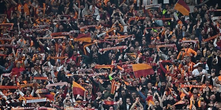 Galatasaray-Corendon Alanyaspor maçında dikkat çeken pankartlar!