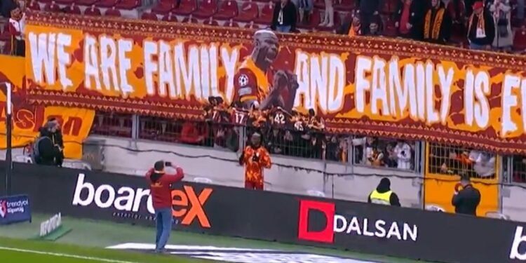 Galatasaray taraftarından Osimhen’e özel pankart
