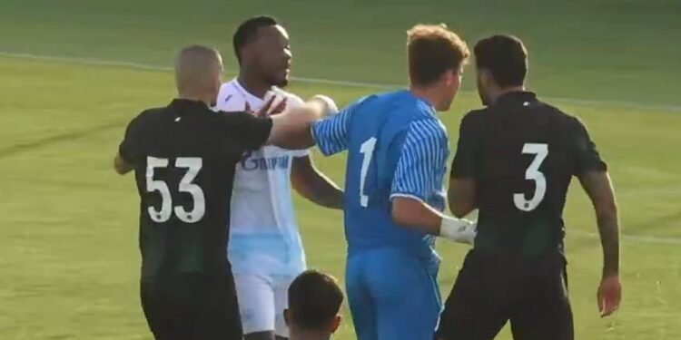 Jhon Duran yeni takımı Zenit ile çıktığı ilk maçta kavga etti! İşte o anlar