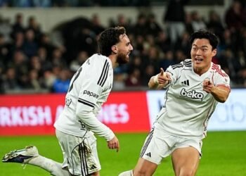 Kaptan Orkun sazı eline aldı