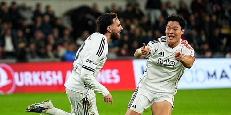 Kaptan Orkun sazı eline aldı