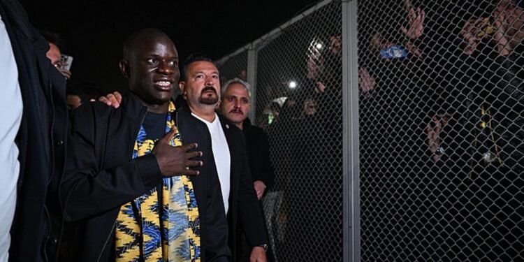 N’Golo Kante Fenerbahçe için İstanbul’a geldi! Taraftar havalimanına akın etti