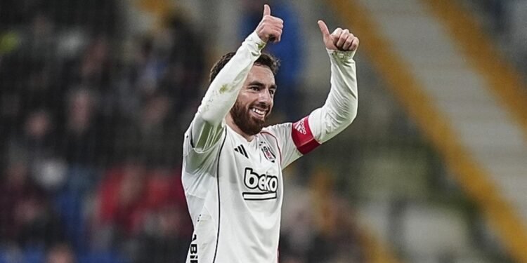 Orkun Kökçü’den maç sonu zemin eleştirisi