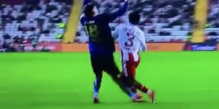 Ahmet Çakar, Hesap.com Antalyaspor-Fenerbahçe maçındaki o pozisyonu yorumladı