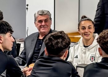 Beşiktaş Başkanı Serdal Adalı futbol akademi sporcularıyla iftarda bir araya geldi