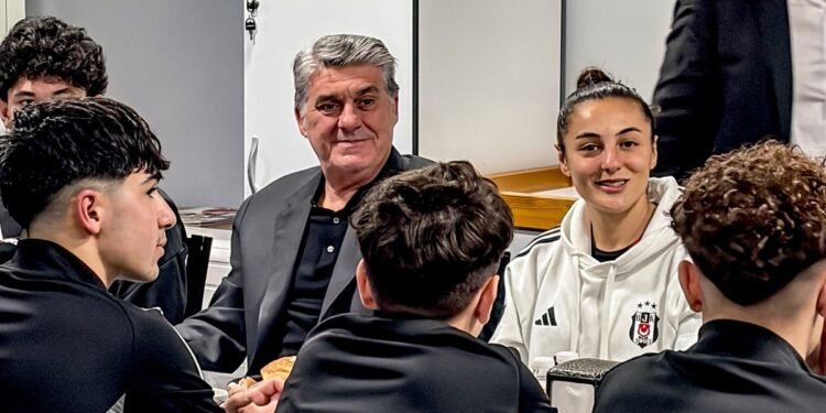 Beşiktaş Başkanı Serdal Adalı futbol akademi sporcularıyla iftarda bir araya geldi