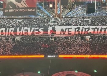 Beşiktaşlı taraftarlardan Galatasaray derbisi için özel koreografi! İşte açılan pankartlar