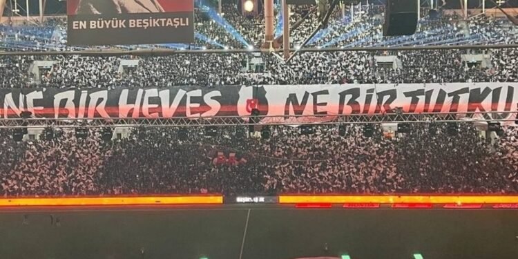 Beşiktaşlı taraftarlardan Galatasaray derbisi için özel koreografi! İşte açılan pankartlar