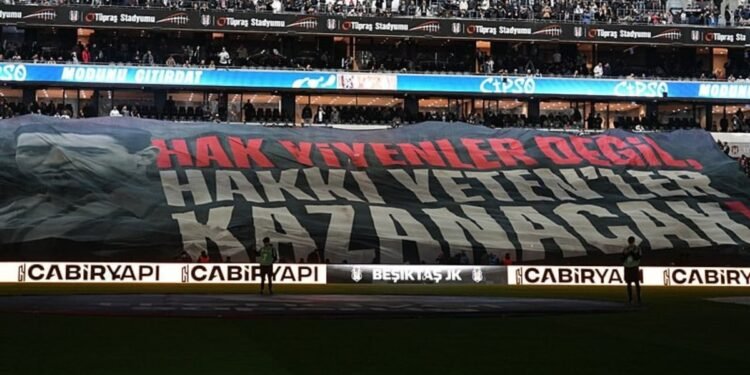 Beşiktaşlı taraftarlardan Kasımpaşa maçında TFF’ye tepki!